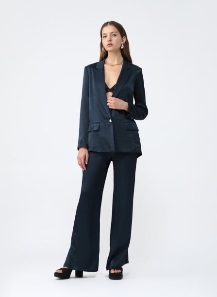 El traje satinado de Lefties ideal para una cena de navidad: te estilizar&aacute;