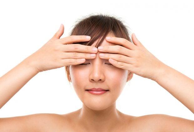 Modelo tap&aacute;ndose los ojos / Gtres