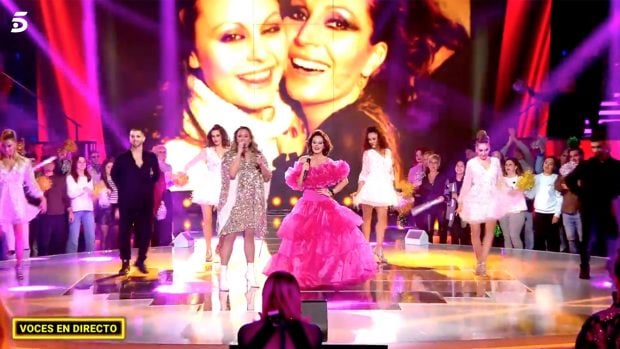 Roc&iacute;o Carrasco y Shaila D&uacute;rcal cantando juntas / Telecinco