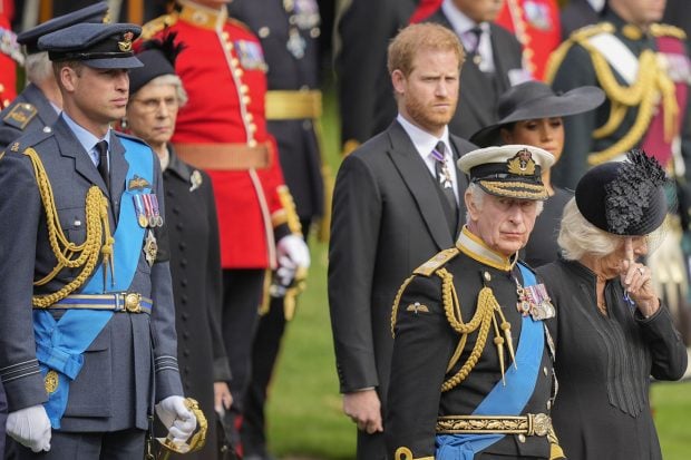 El pr&iacute;ncipe Enrique y Carlos III en el funeral de Isabel II / Gtres