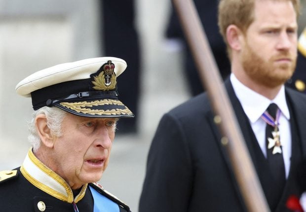 El pr&iacute;ncipe Enrique y Carlos III en el funeral de Isabel II / Gtres