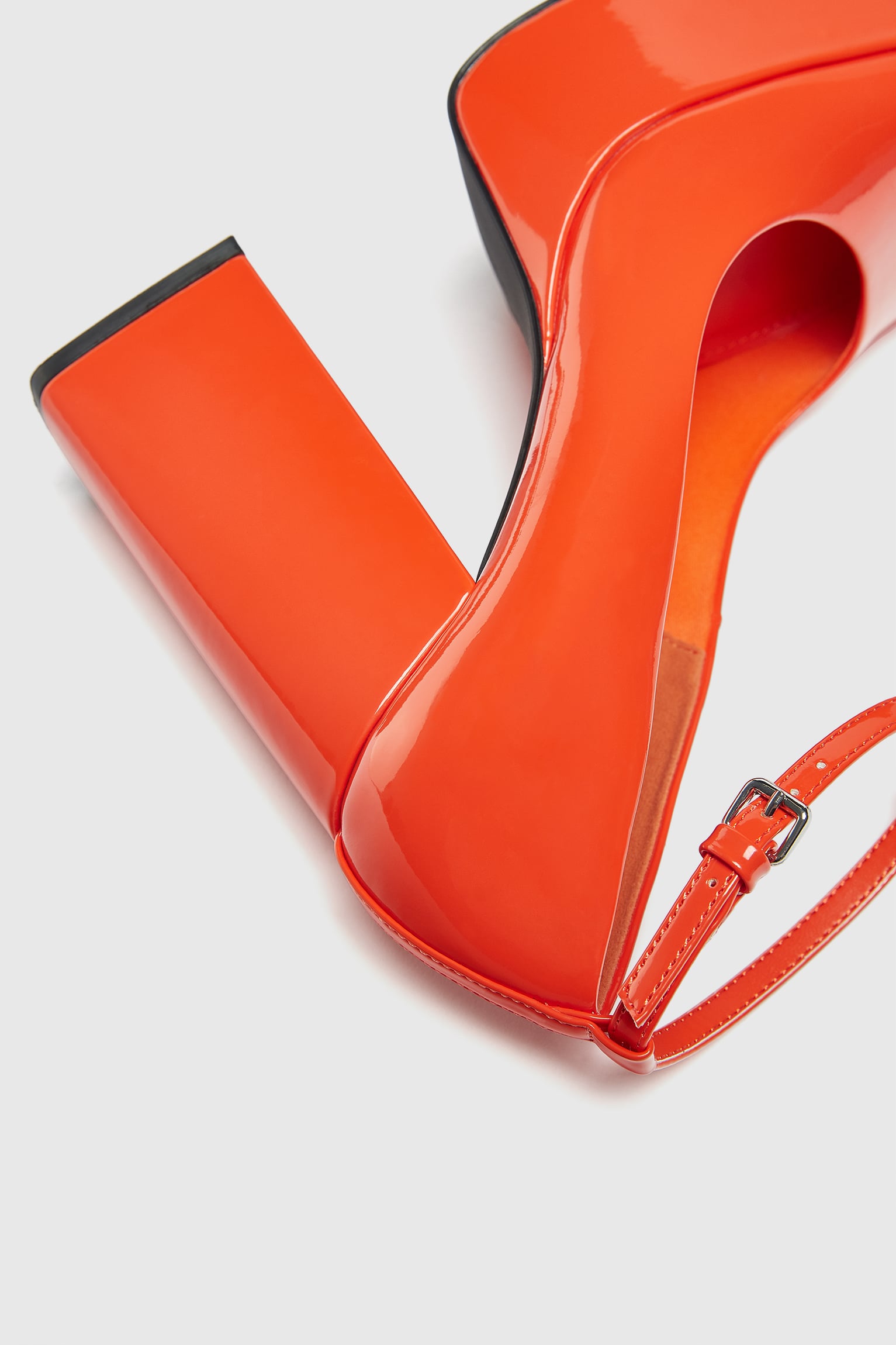 Pull&Bear convierte sus tacones en una r&eacute;plica de Valentino a un precio low cost