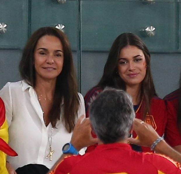 Sira Mart&iacute;nez junto a su madre, Elena Cullell en Qatar / Gtres