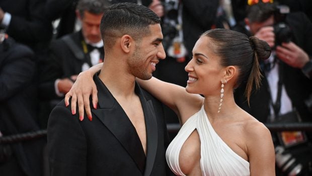 Achraf Hakimi junto a Hiba Abouk en Cannes. / Gtres