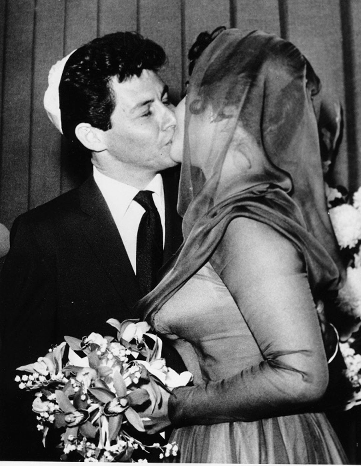 Elizabeth Taylor y Eddie Fisher se besan / Gtres