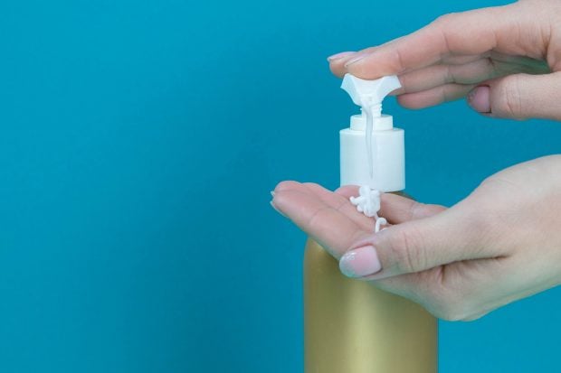 Modelo ech&aacute;ndose crema en las manos / Gtres