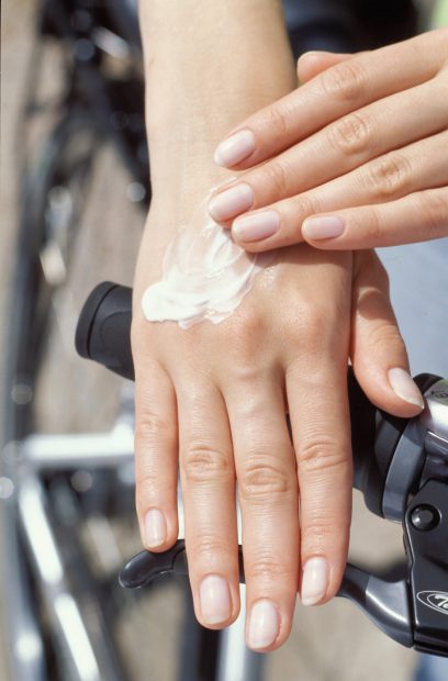 Modelo ech&aacute;ndose crema en las manos / Gtres