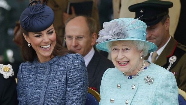 Catalina Middleton junto a la Reina Isabel II / Gtres