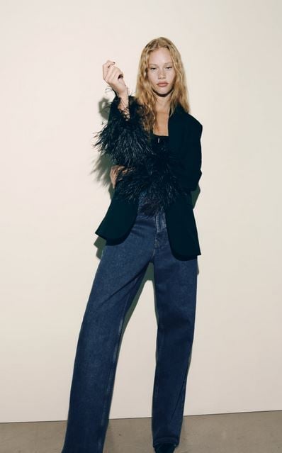 ¿Aún no tienes look para nochebuena? Esta blazer de plumas de Zara es la clave para no pasar frío e ir elegante