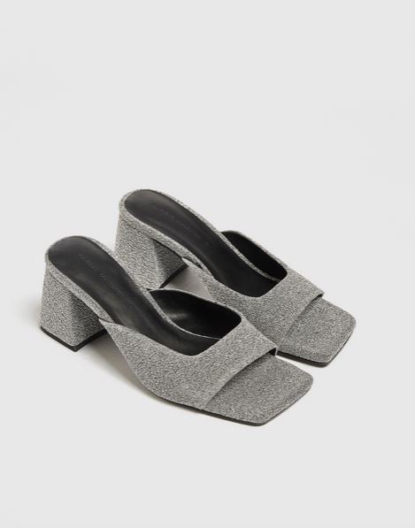 Estas mules brillantes de Pull&Bear son multiusos: sirven tanto para navidades como para verano