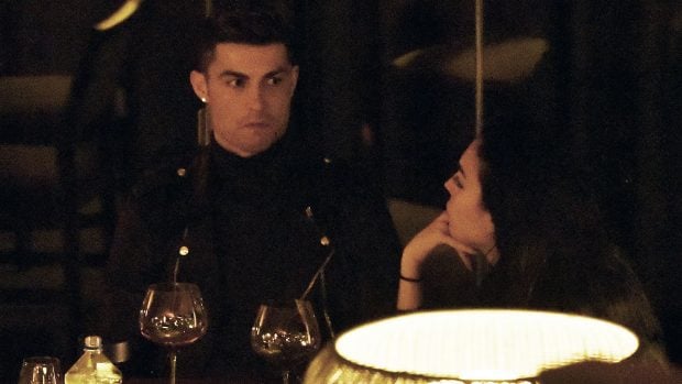 Cristiano Ronaldo y Georgina Rodr&iacute;guez en una cena / Gtres