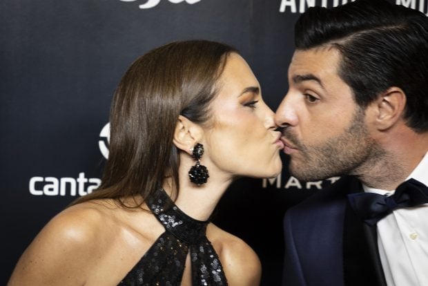 Paula Echevarr&iacute;a y Miguel Torres en un photocall / Gtres