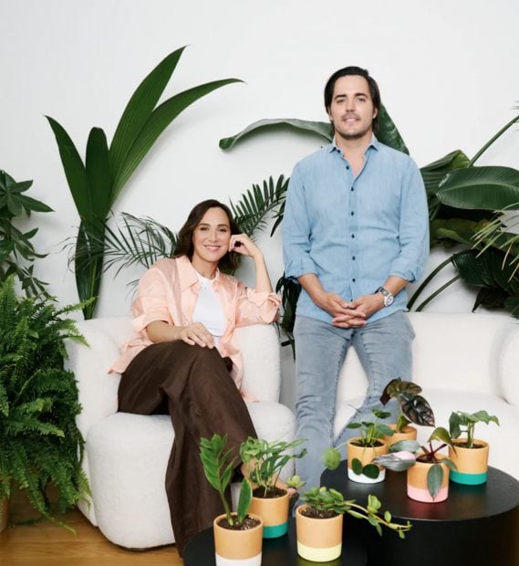 Tamara Falcó y Hugo Arévalo posando / Miniplanta