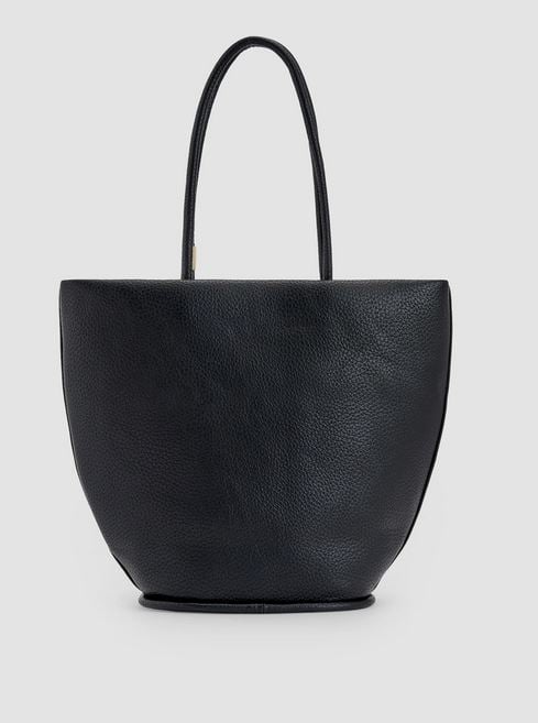 El bolso de Adolfo Dom&iacute;nguez que es tendencia este invierno y lo ser&aacute; en verano