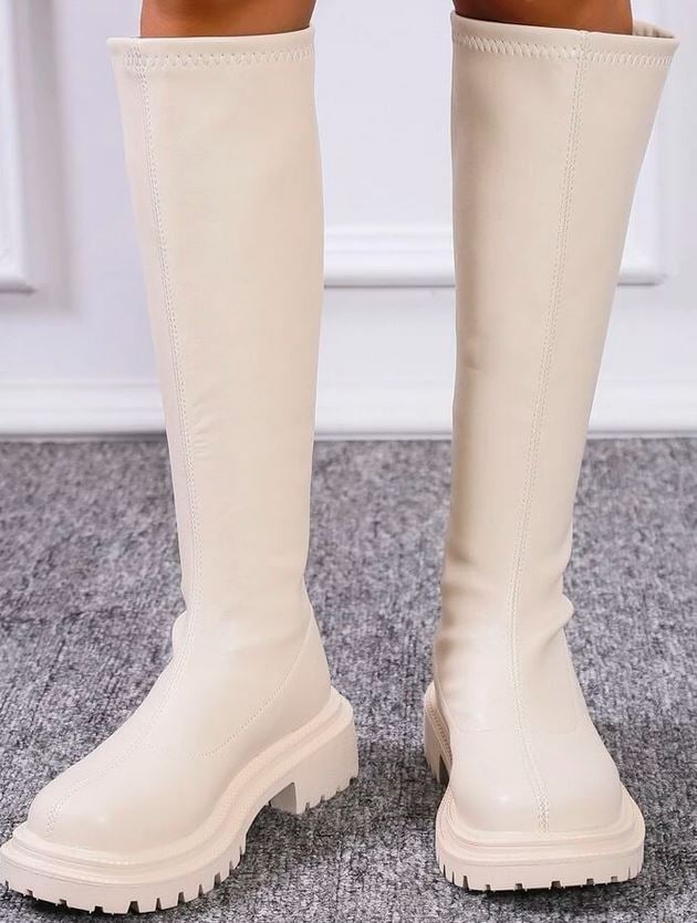 Shein tiene las botas altas blancas que arrasan en el instagram de Teresa Bass