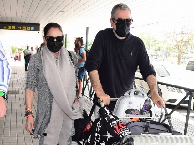 Isabel Pantoja y Agustín en el aeropuerto / Gtres