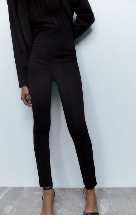 Con todas las comilonas que tendremos encima estos días, nada mejor que vestir disimulando aquellas zonas que se hincharán más. por esto recomendamos los leggins efecto faja que podrás comprar en Zara. Son elegantes y con cintura ancha para que vayas lo más cómoda posible a todos lados. Con blazer, tops, blusas… tú elijes. Cómo son los leggins efecto faja de Zara En color negro, siempre quedan estupendamente con todo y por esto nada mejor que usarlos durante estas fiestas. Su particularidad es la cintura ancha con la que puedes ir a todos lados por mayor comodidad y pudiendo disimular tu barriga cuando se hinche durante los días navideños. Destacan por ser leggins de tiro alto con cintura elástica ancha y detalle de costuras marcadas delanteras. Lo encontramos confeccionado en 72% viscosa · 5% elastano · 23% poliamida siendo elástico en 77% poliéster · 23% elastano. Cuida de las mejores prendas para que te duren más. desde Zara recomiendan los lavados a bajas temperaturas y los programas de centrifugado suaves son más delicados con las prendas, ayudando a mantener el color, la forma y la estructura del tejido. Al mismo tiempo, reduce el consumo de energía que se utiliza en los procesos de cuidado. Estos leggins pueden lavarse a máquina max. 30ºC. Centrifugado corto, no usar lejía / blanqueador, planchar máximo 110ºC, sin limpieza en seco, no usar secadora, lavar al revés y secar en superficie plana. Con qué nos lo ponemos Al ser negro y versátil, tienes cantidad de prendas para llevar con estos leggins. Desde blazer del mismo color, pasando por chaquetones algo más gruesos para hacer frente al frío. Lo llevas también en estas fiestas con taconazos o bien botas altas que encuentras en la misma web de Zara. Y no dejes de combinarlo con tops, blusas de brillos y camisetas algo más informales. Sea como sea, es un pantalón ajustado, elegante y cómodo con el que no te arrepentirás cuando lo lleves en las diferentes comidas y cenas. ¿Dónde comprar este legging? Está en la web de Zara y en sus tiendas físicas. De manera que lo puedes comprar ya antes de que sea tarde y veas como se van agotando las tallas. El precio es de 19,95 euros, en tallas de la XS a la XXL, así que busca la tuya y no te lo pierdas. Lo mejor es que busques antes en la tienda física para que no vayas en vano o compres online.