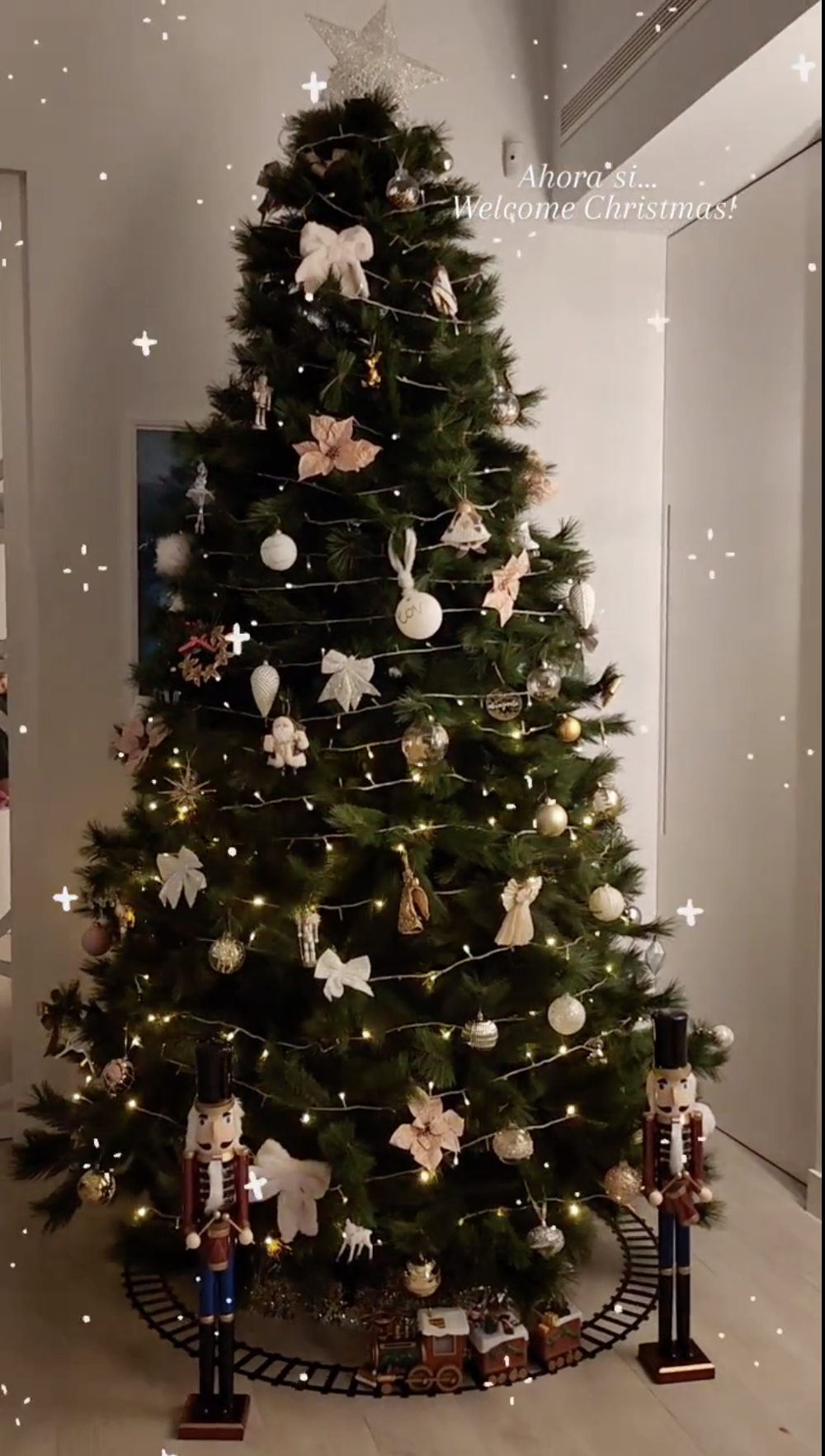 &Aacute;rbol de Navidad de Paula Echevarr&iacute;a. / Stories @pau_eche