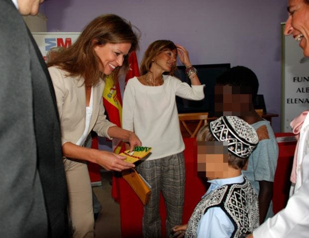 Elena Cué ayudando a unos niños / Fundación Alberto y Elena Cortina