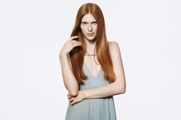 Modelo con pelo de color cobrizo / Godwell Expert