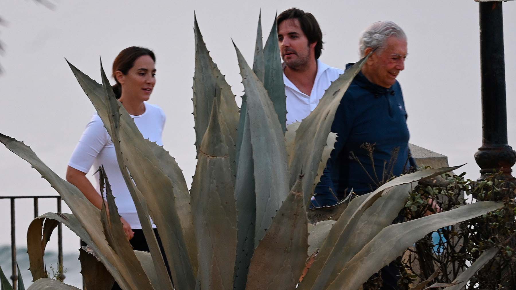 Tamara Falc&oacute; con Hugo Ar&eacute;valo y Vargas Llosa en Marbella / Gtres