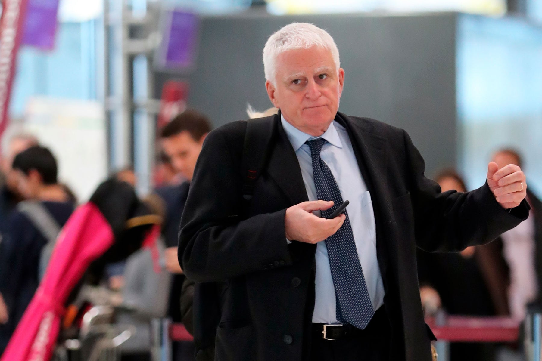 Paolo Vasile, con su tel&eacute;fono m&oacute;vil / Gtres