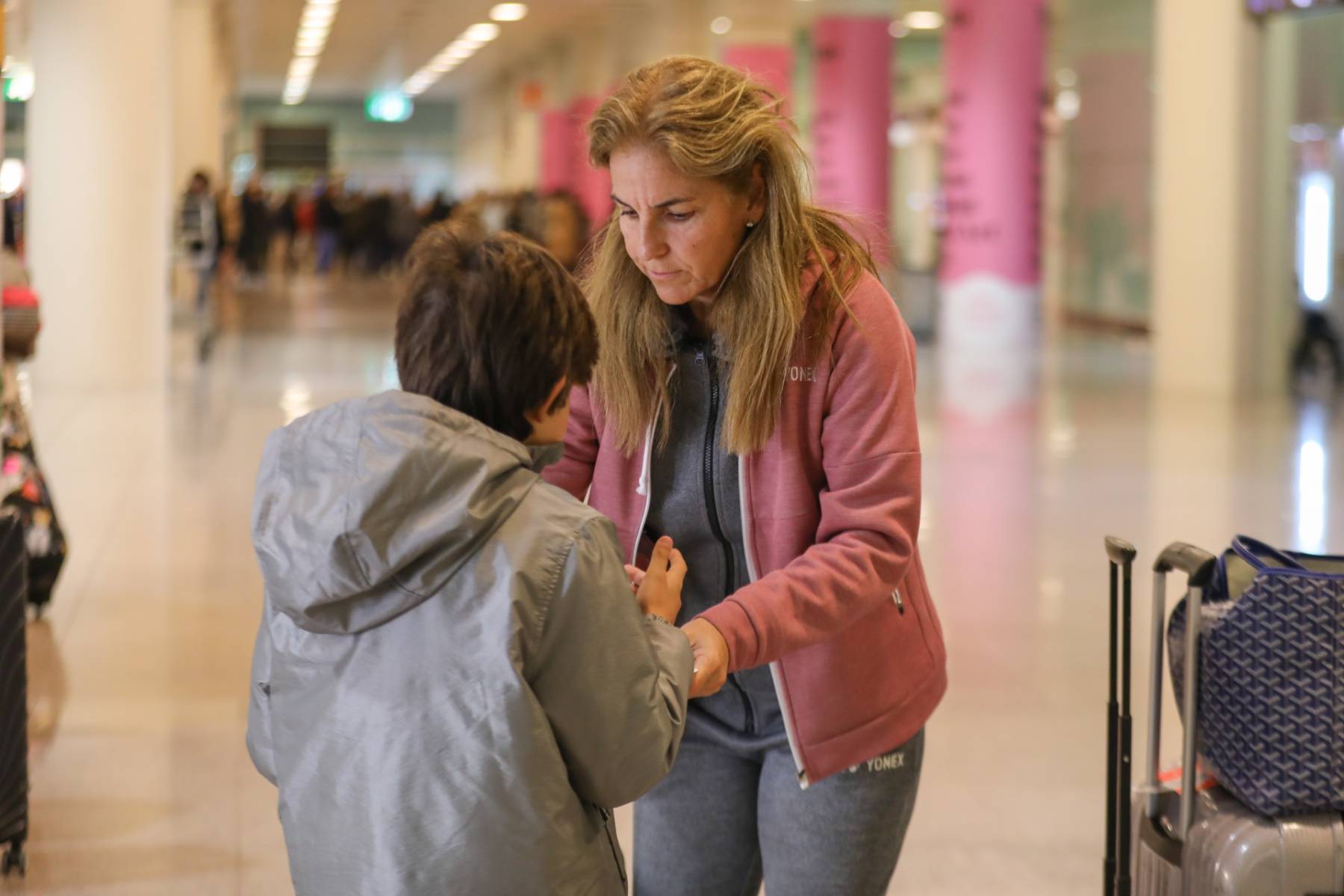 Arantxa S&aacute;nchez Vicario en el aeropuerto / Gtres