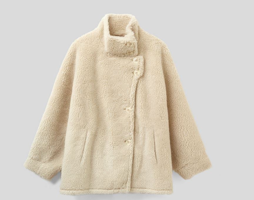 El abrigo de Benetton al puro estilo navide&ntilde;o que no podr&aacute;s dejar pasar en estas fiestas