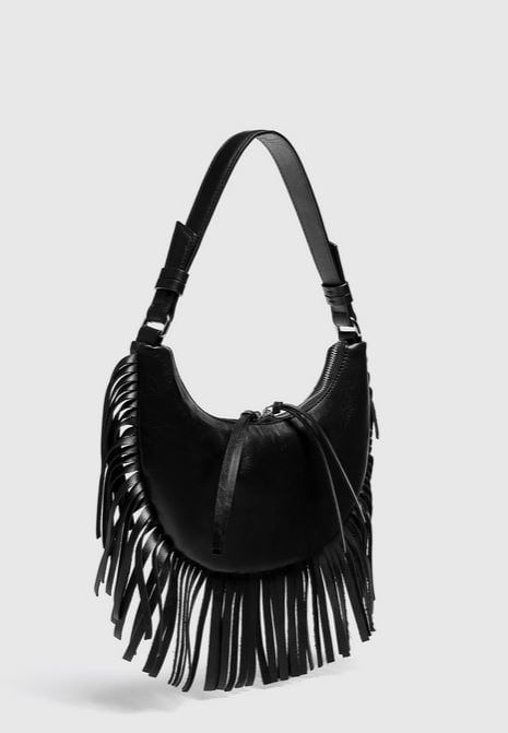 P&iacute;dele a los reyes este bolso de flecos negro de Pull&Bear: muy vers&aacute;til para todo tipo de fiestas