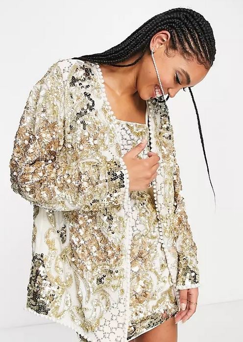Chaqueta de lentejuelas y vaqueros, el look ideal para lucir figura, como Emma Garc&iacute;a, estas Navidades