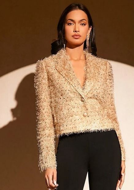Chaqueta de lentejuelas y vaqueros, el look ideal para lucir figura, como Emma Garc&iacute;a, estas Navidades