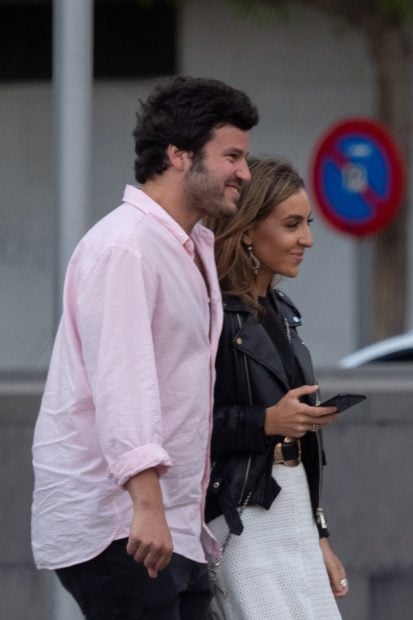 Guillermo B&aacute;rcenas paseando con Loreto Sesma / Gtres