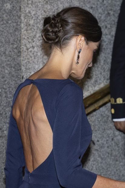 La Reina Letizia luciendo espalda en el Teatro Real / Gtres