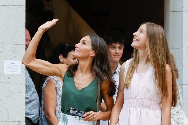La Reina Letizia saludando junto a la Infanta Sof&iacute;a / Gtres