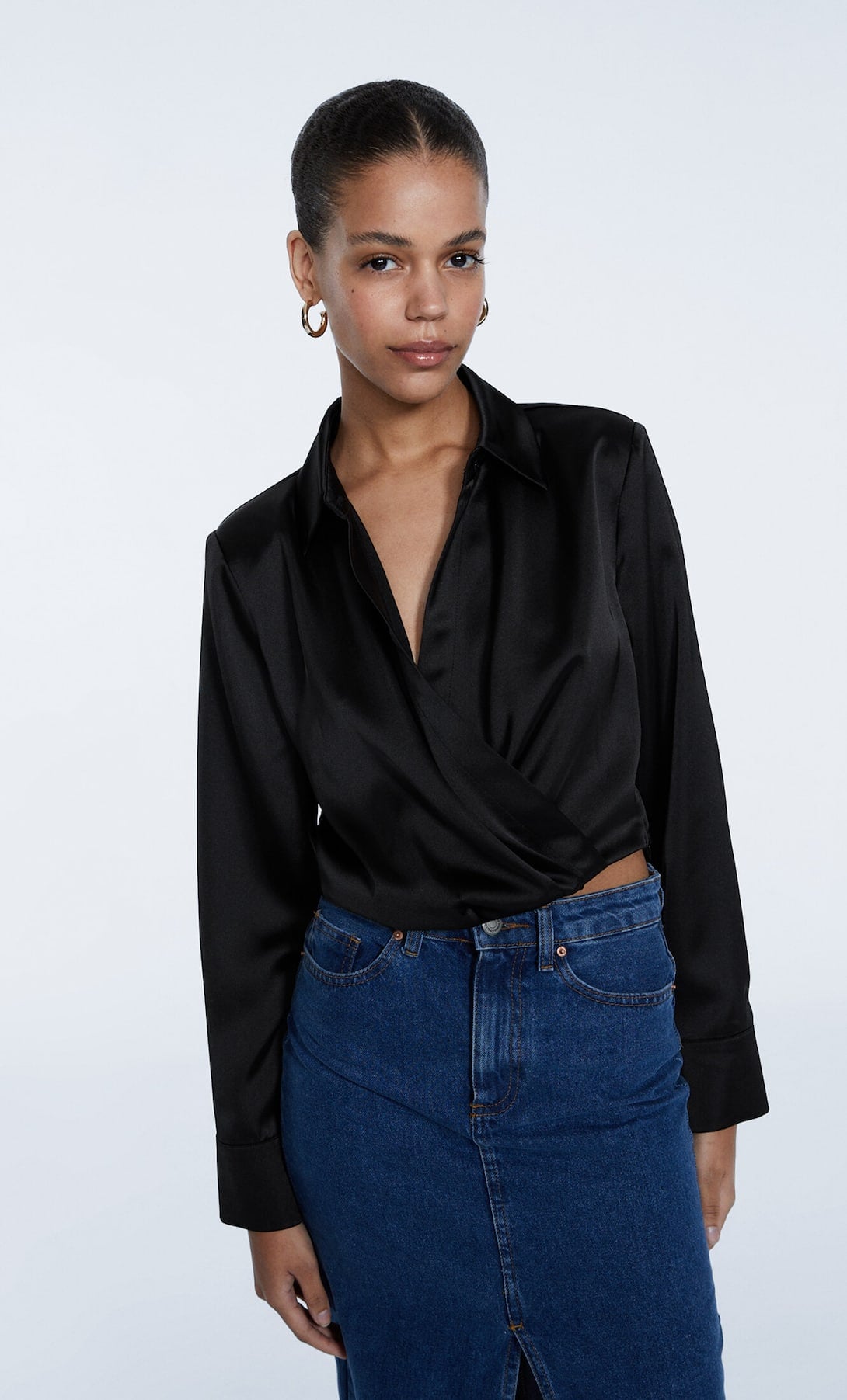 Esta blusa de satén de Stradivarius te la puedes poner con todo: se ajusta al pecho y disimula la barriga