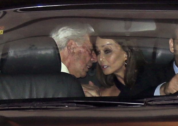 Isabel Preysler y Mario Vargas Llosa hablando en un coche / Gtres