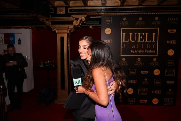 Anabel Pantoja e Isa Pantoja abrazándose en un evento / Gtres