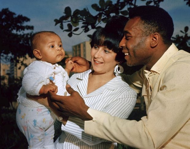 Pel&eacute; junto a Rosemeri y uno de sus hijos 