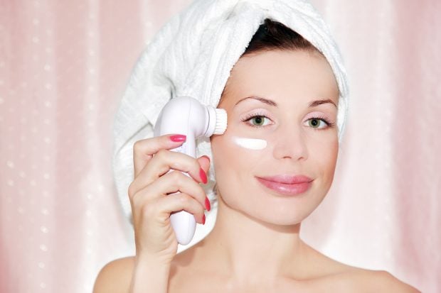 Modelo llevando a cabo una limpieza facial en su rostro / Gtres