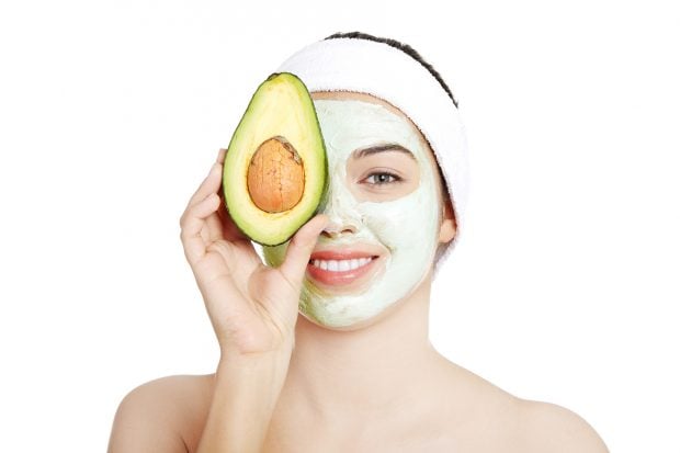 Modelo llevando a cabo una limpieza facial en su rostro / Gtres