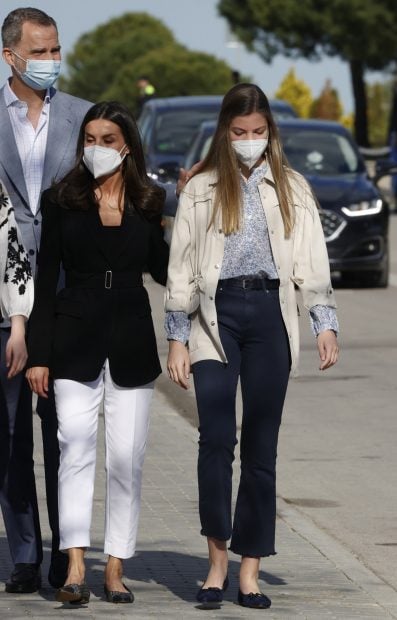 La Infanta Sofía junto a Sus Majestades con un look casual / Gtres