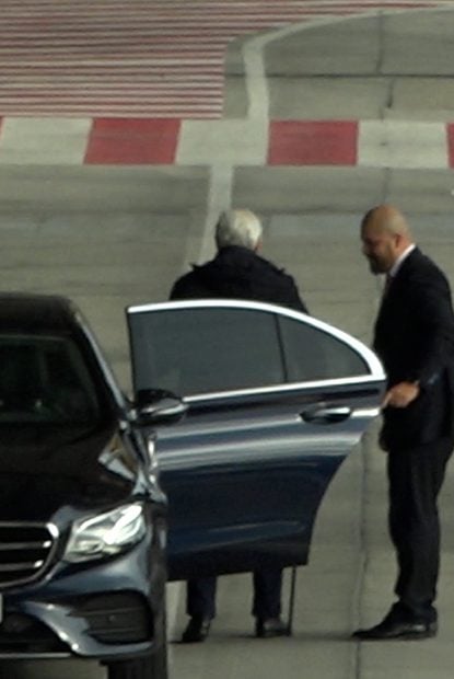 Mario Vargas Llosa abandonando Madrid / Gtres