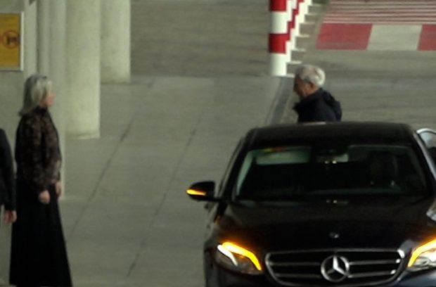 Mario Vargas Llosa abandonando Madrid / Gtres