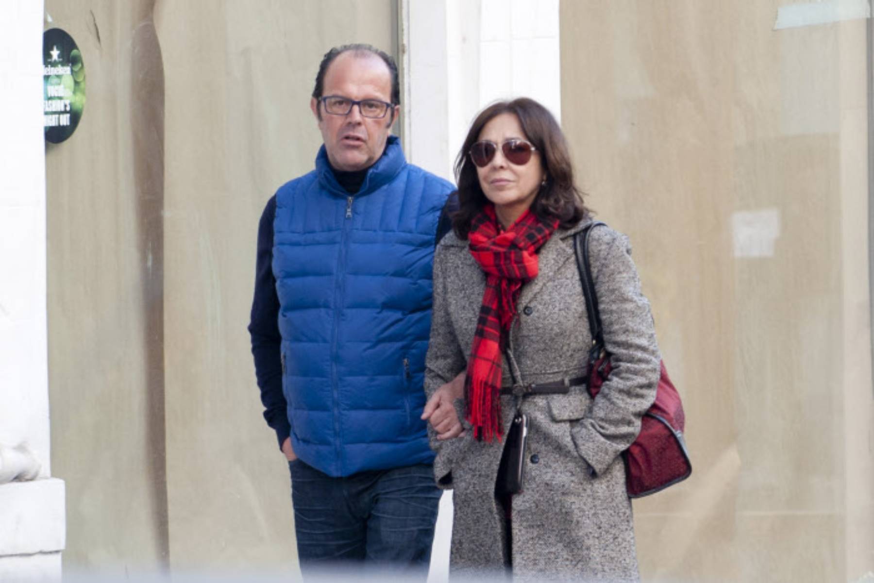 La periodista Isabel Gemio y Pablo Rafael López por las calles de Madrid / Gtres