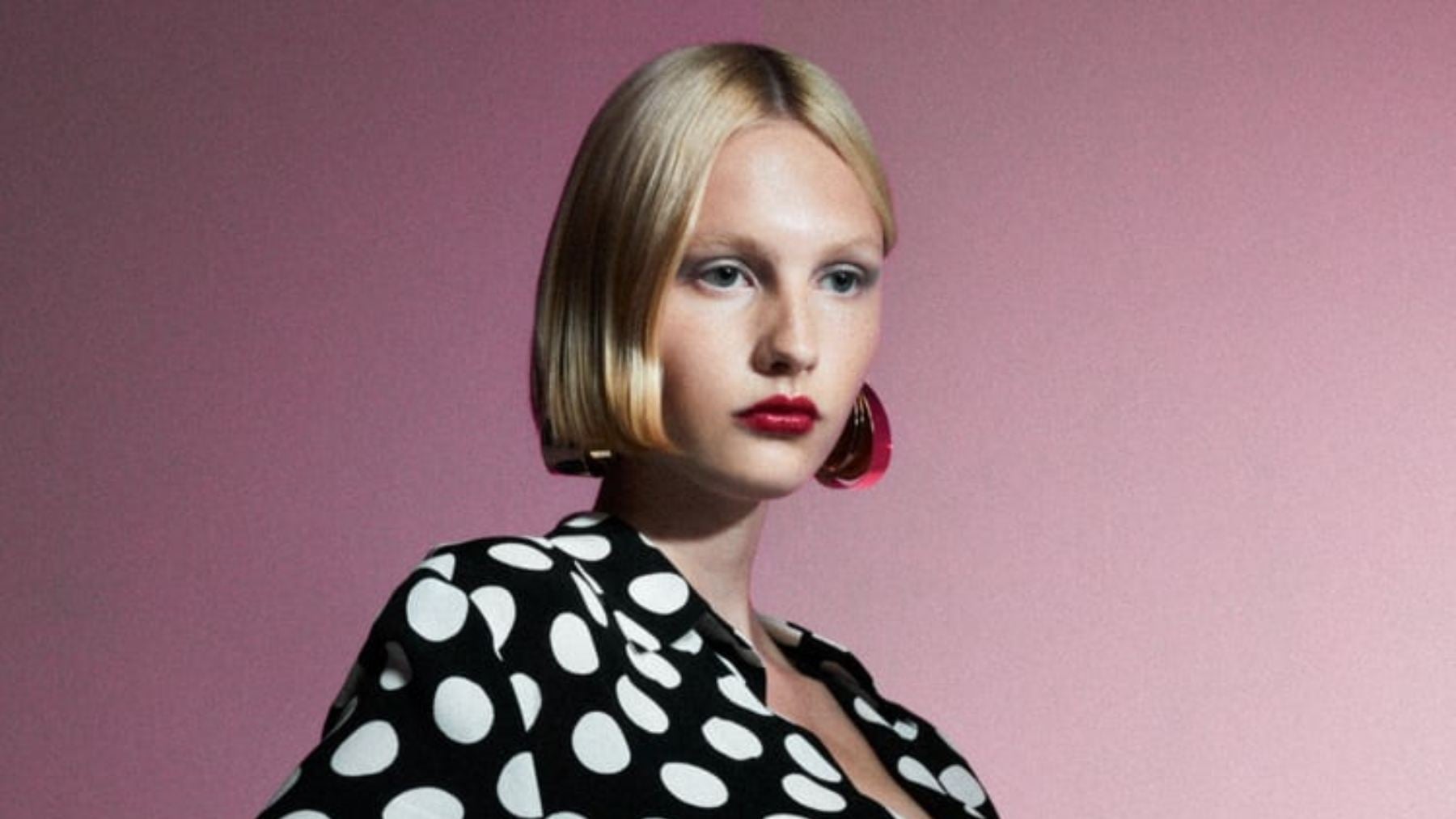El vestido de Zara que sigue triunfando y que cuesta menos de 20 euros