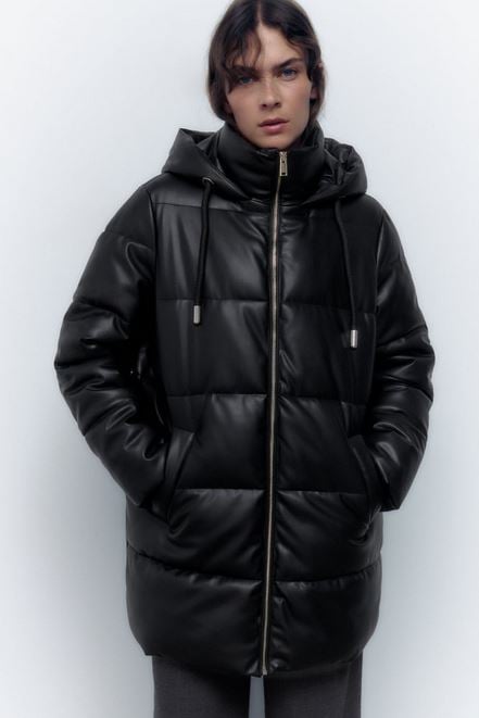 Este abrigo plumífero de Zara es el primer must para las rebajas