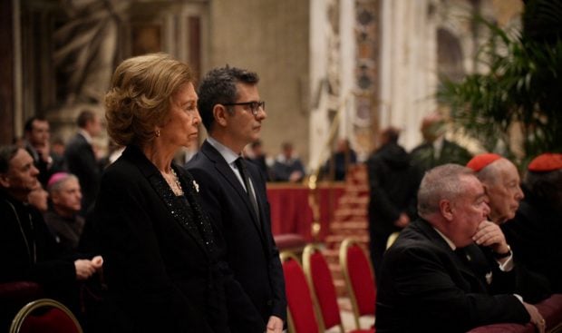 La Reina Sofía en la capilla ardiente de Benedicto XVI. / Casa Real