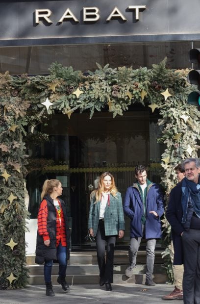 Íñigo Onieva con su familia en la joyería Rabat / Gtres