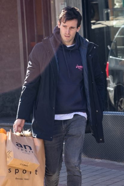 &Iacute;&ntilde;igo Onieva comprando los &uacute;ltimos regalos de Reyes / Gtres