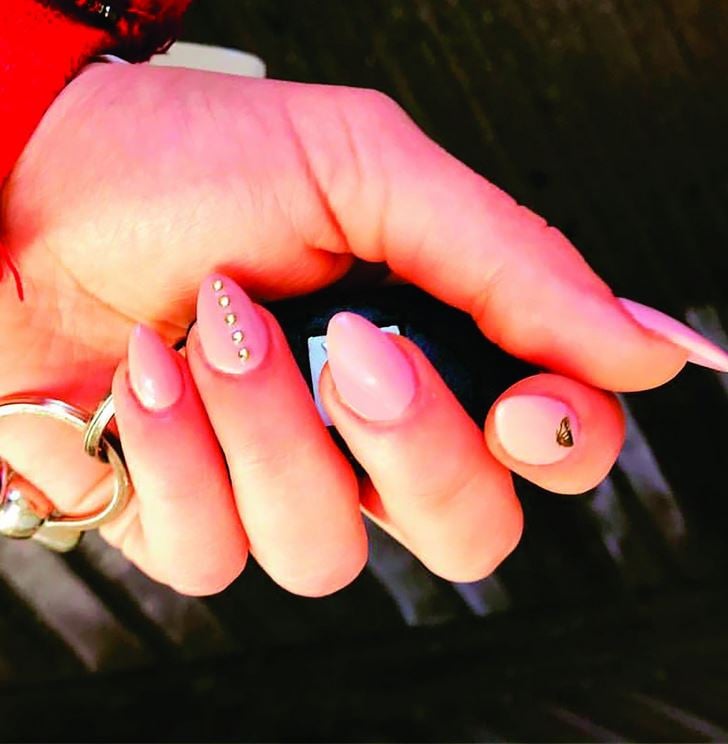 As&iacute; es la manicura francesa de cristales que lleva Makoke y puedes combinarla con tus mejores looks este a&ntilde;o